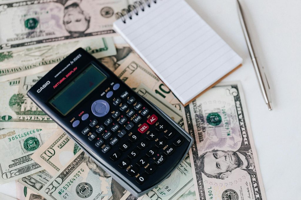 calculatrice sur agents billet de banque avec bloc note et stylo