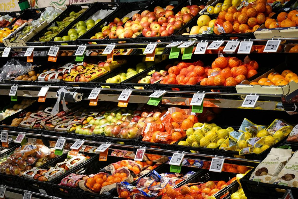 etagere de magasin avec fruits et legumes