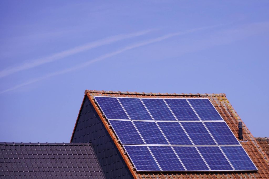 panneaux solaires sur toit