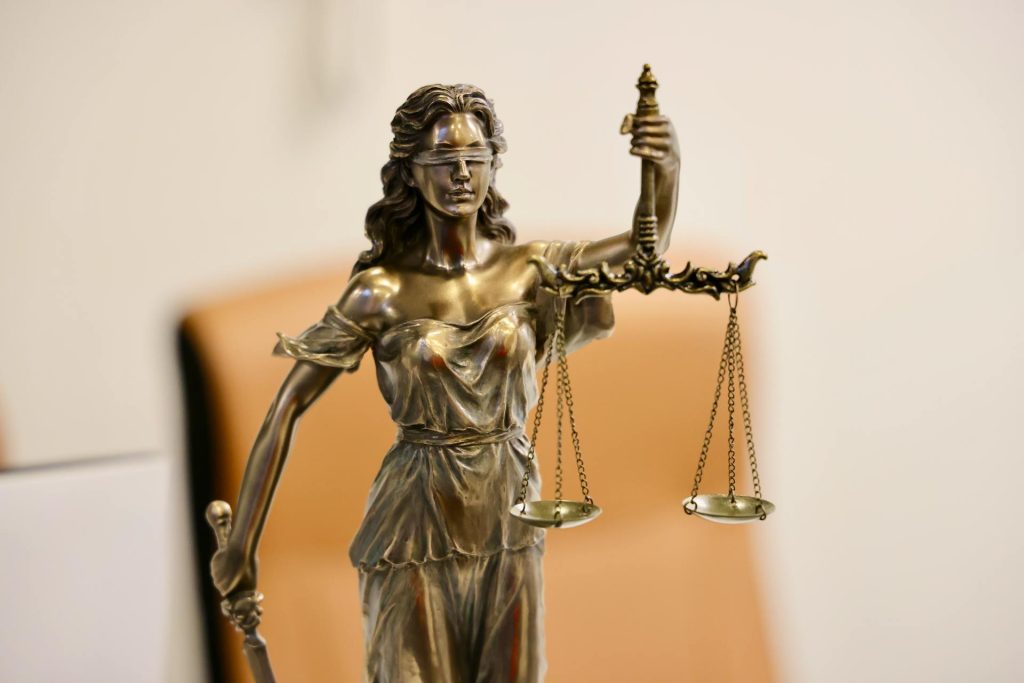 allegorie loi francaise dame avec epee et balance