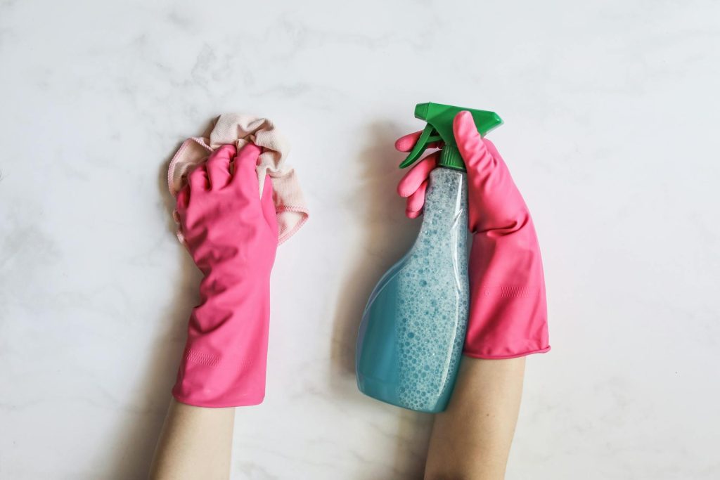 mains avec gants pour nettoyage