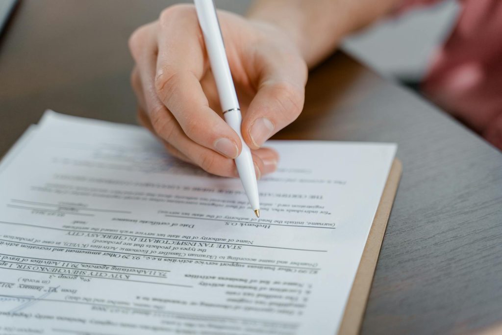 stylo sur feuille contrat