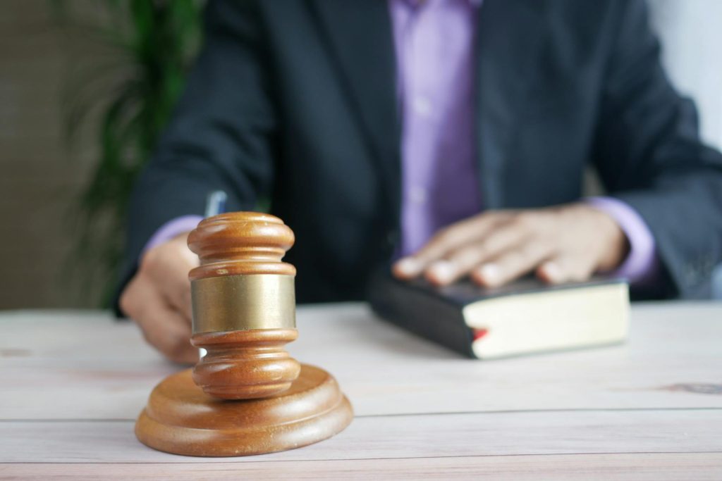 maillet juge représentant la loi