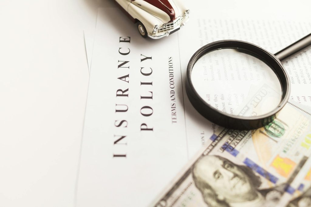 feuille avec loupe voiture et billet