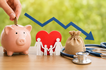 Illustration conceptuelle représentant la réduction du coût de la mutuelle santé avec une tirelire, un symbole de cœur, une famille et une flèche descendante symbolisant la baisse des dépenses de santé et les économies réalisées sur les frais de mutuelle.
