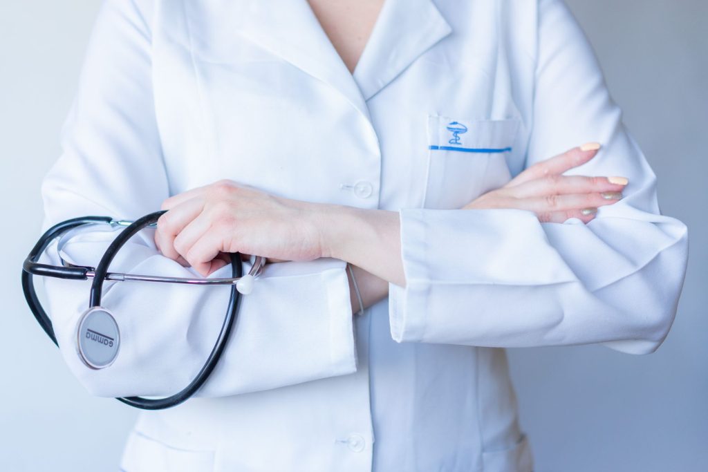 femme bras croisés avec stéthoscope