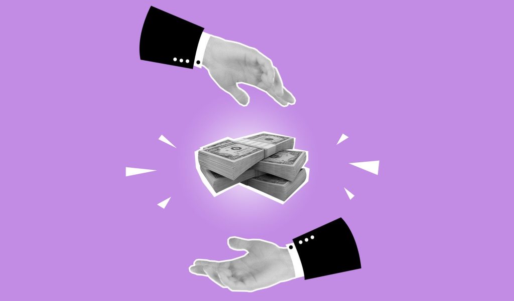 deux mains avec au milieu liasse de billets