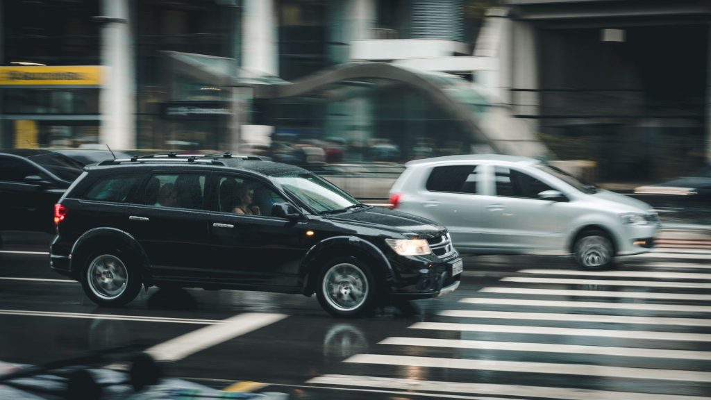 voiture qui roule dans la ville