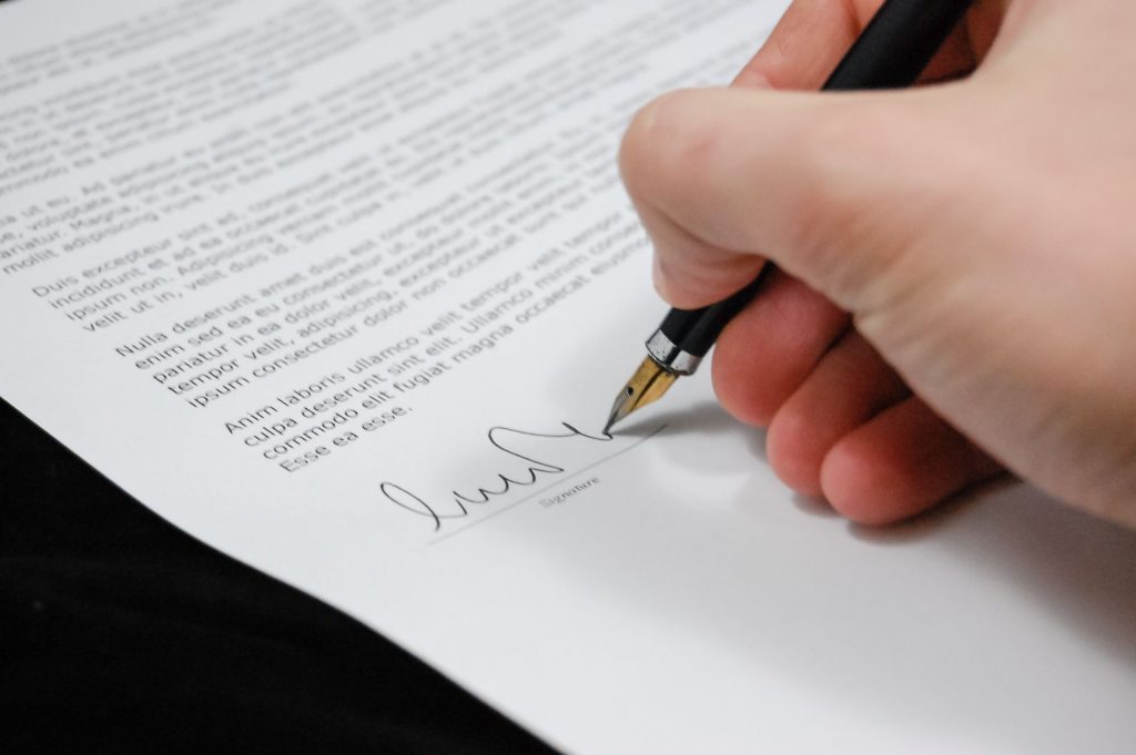 une main qui signe un contrat