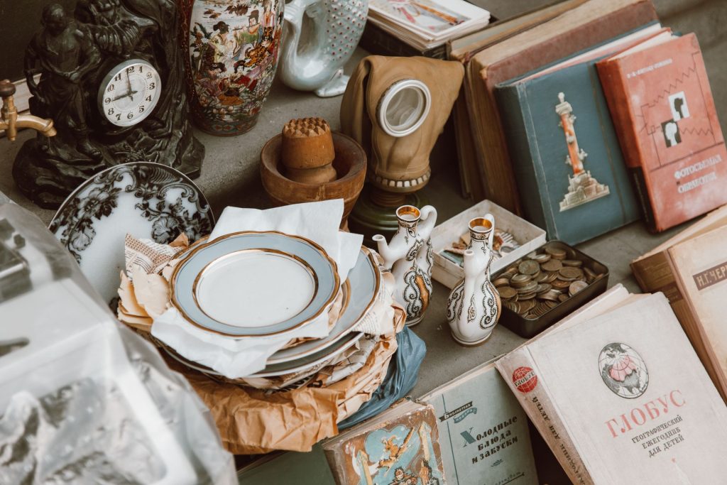 brocante avec objets 