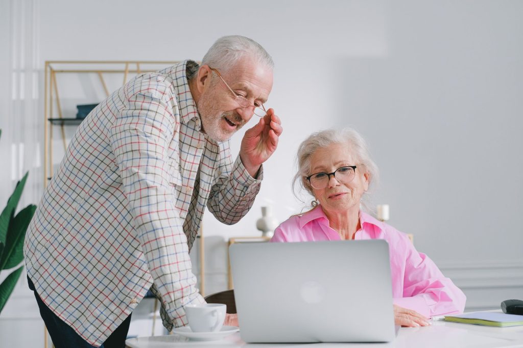 personnes agées devant ordinateur portable