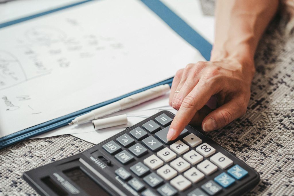 illustration calculatrice avec main