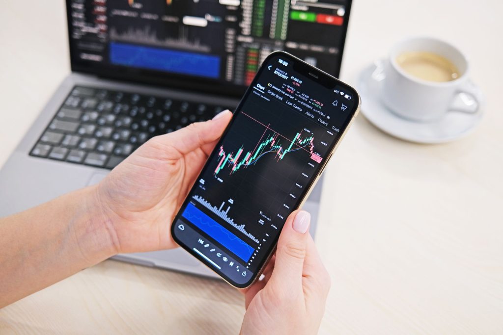 graphique de trading sur téléphone entre des mains