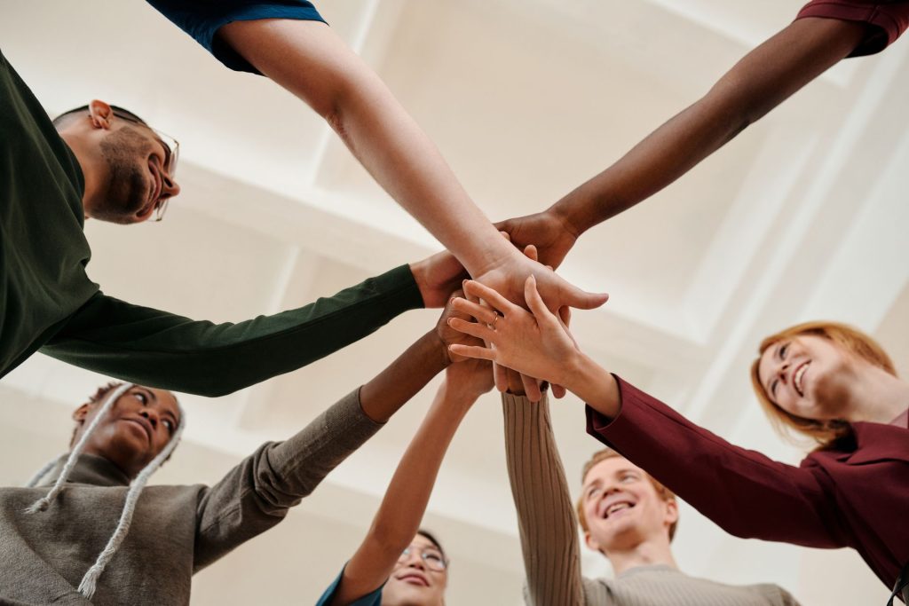 mains groupées avec plusieurs personnes