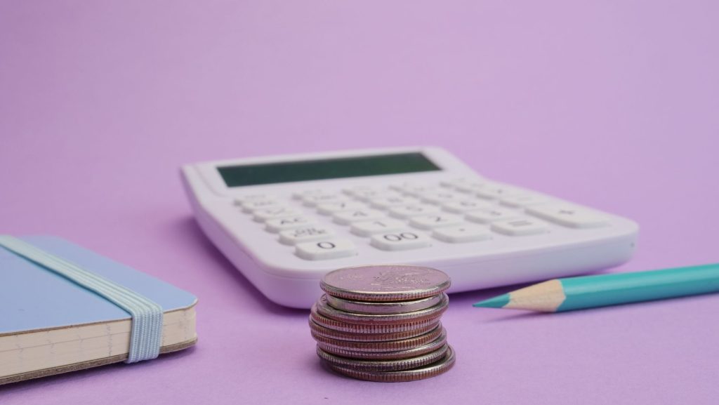 calculatrice avec pieces de monnaies et carnet