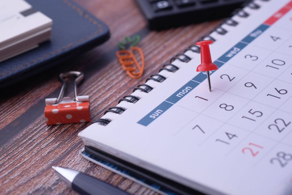 calendrier papier avec punaise